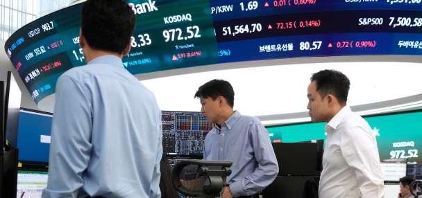 US stocks drift near their records in mixed trading after oil prices fall