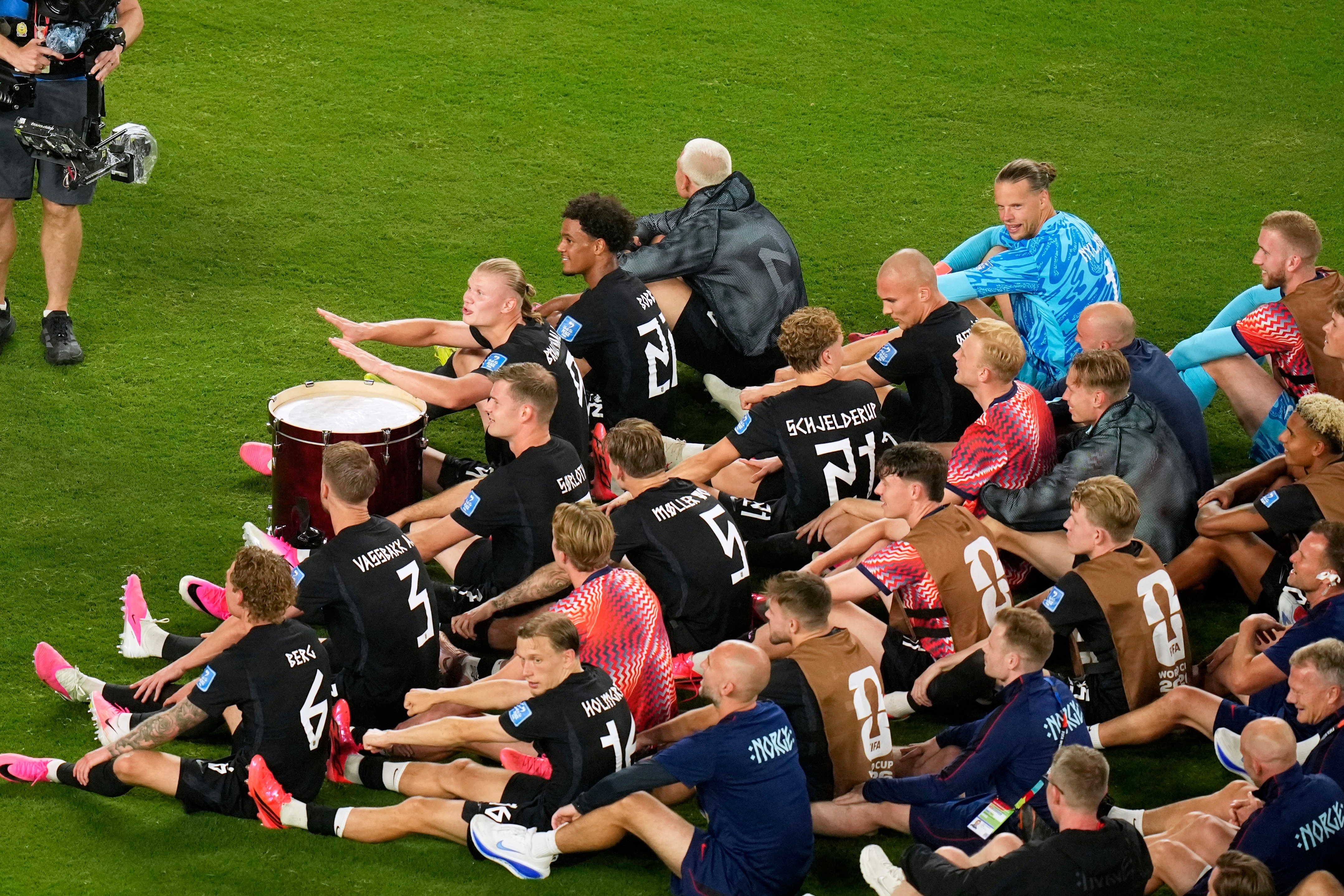 Norway's players perform a rowing ritual during the World Cup Group I soccer match between Norway and Senegal in East Rutherford, N.J., near New York, Monday, June 22, 2026.