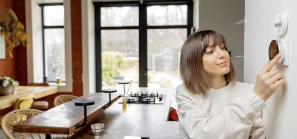 Is it better to leave your thermostat at one temperature all day?