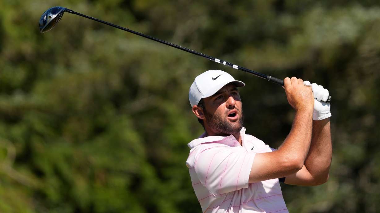 Scottie Scheffler watches his tee shot on the sixth hole during the final round of the U.S. Open golf tournament at Shinnecock Hills Golf Club in Southampton, N.Y., Sunday, June 21, 2026.