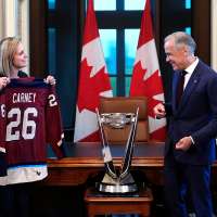 Victoire's Marie-Philip Poulin played through a torn ACL and is set for surgery in July