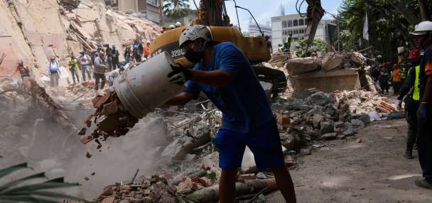 Neighbors dig through Venezuela rubble to search for loved ones after 2 deadly earthquakes