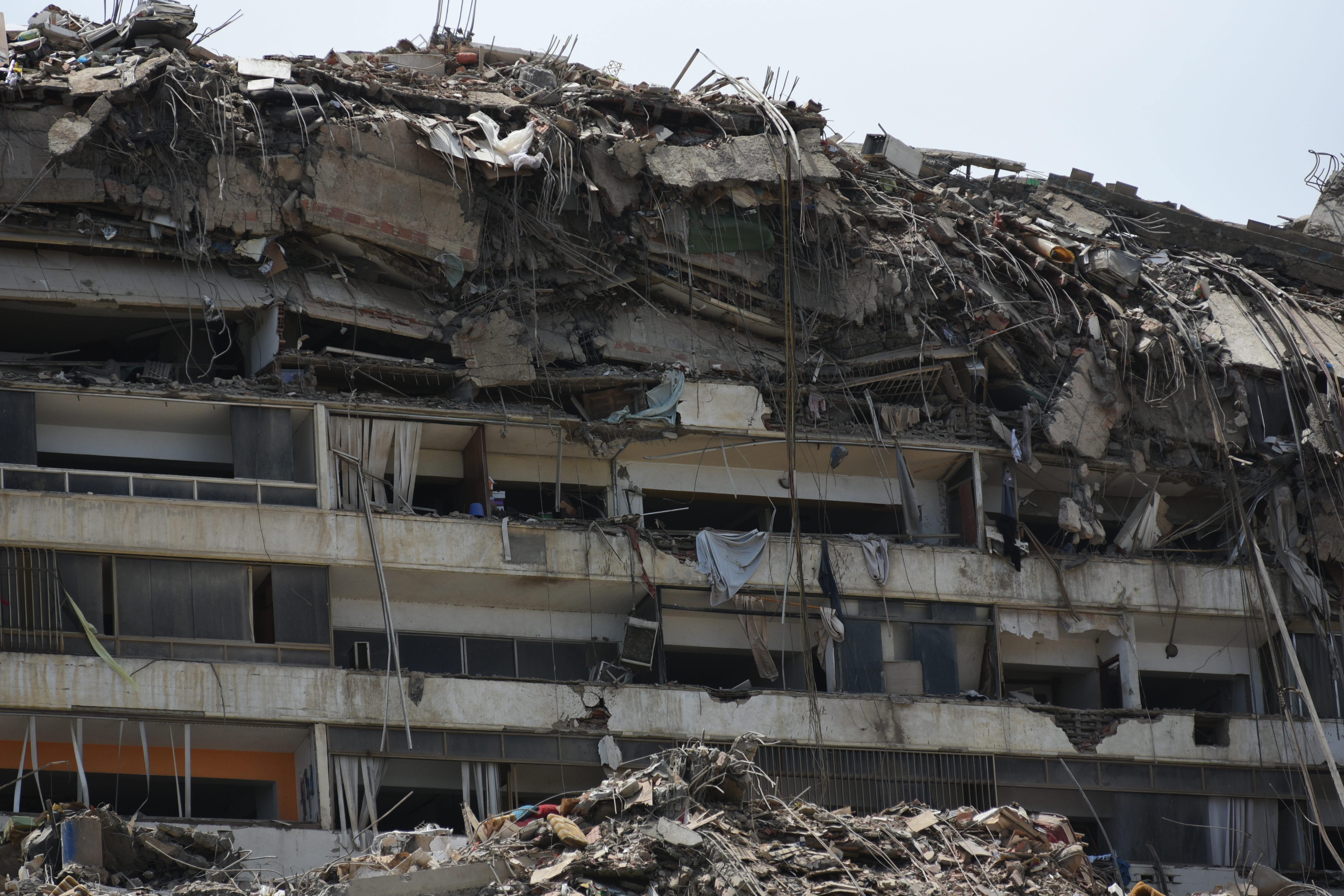 Neighbors dig through Venezuela rubble to search for loved ones as death toll climbs
