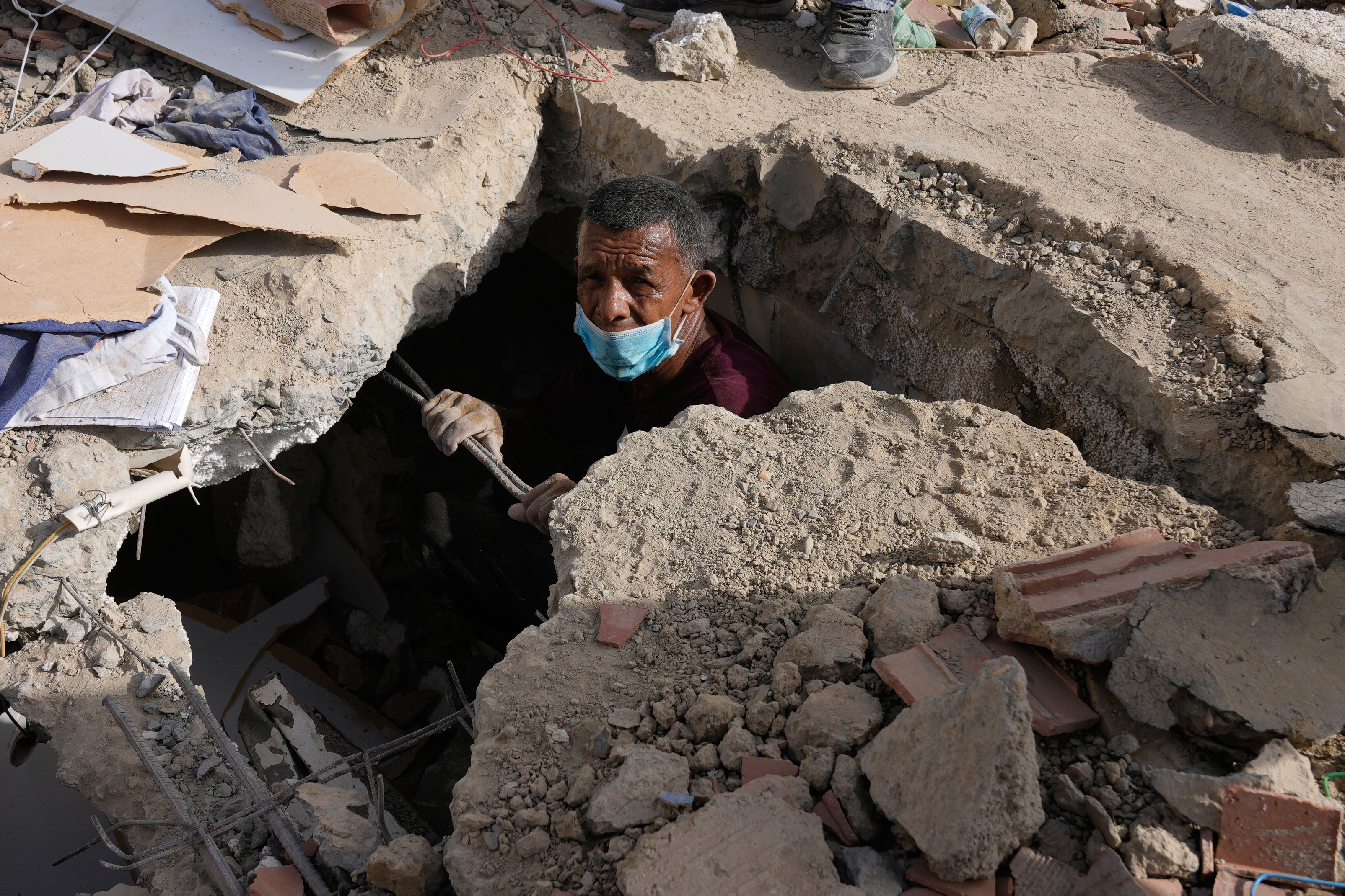 Venezuelans take search for the missing into their own hands as earthquake death toll climbs
