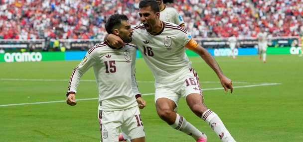 Spain wins World Cup group, beating Uruguay 1-0 as Muslera's error sends 2-time champion home