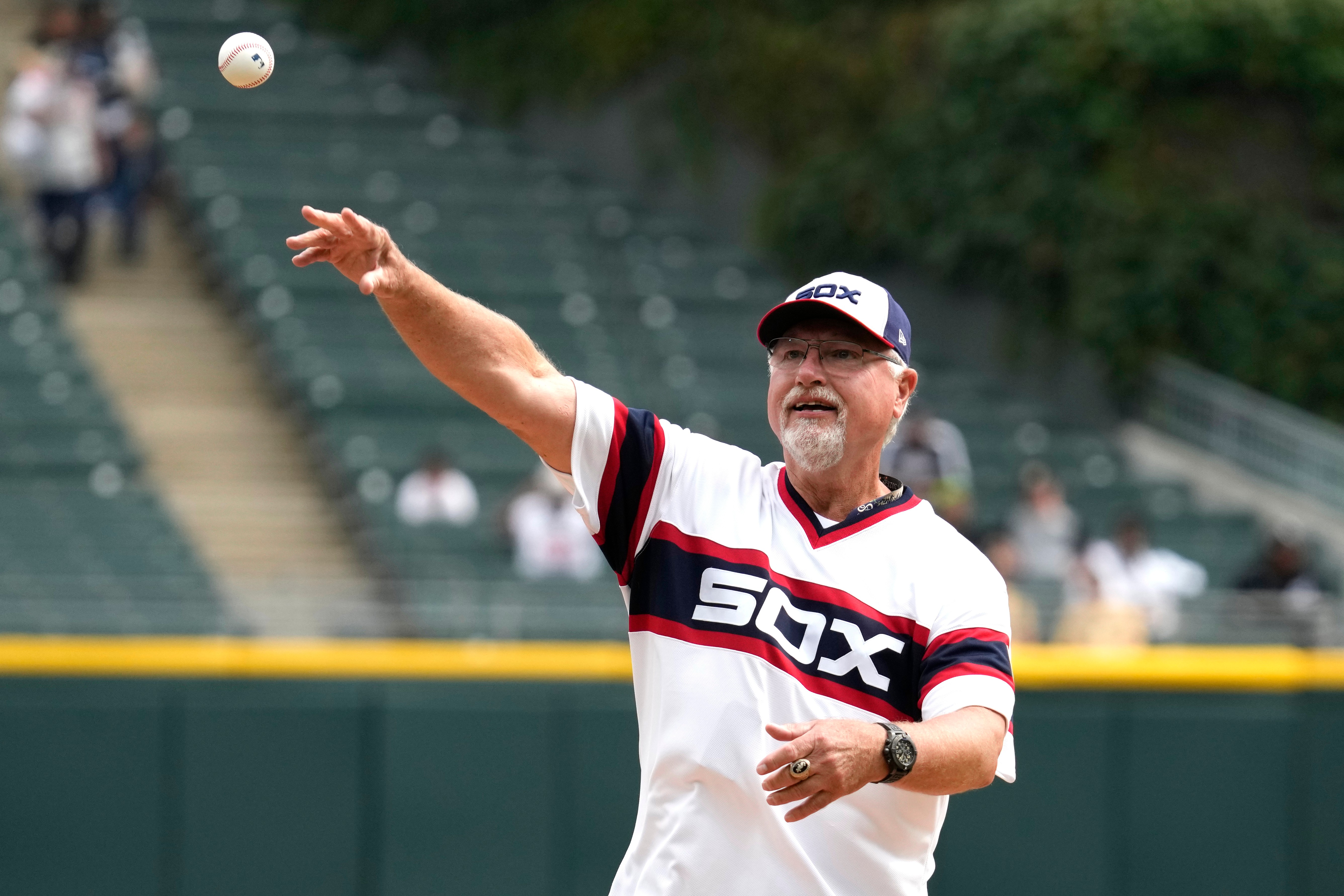 White Sox chairman Reinsdorf officiates wedding of former Rookie of Year Kittle during game
