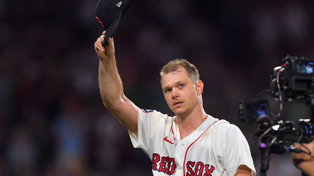 Boston Red Sox's Sonny Gray tips his hat to the crowd as he exits the game after giving up a hit in the eighth inning after pitching seven innings without a hit against the New York Yankees in a baseball game, Sunday, June 28, 2026, in Boston.