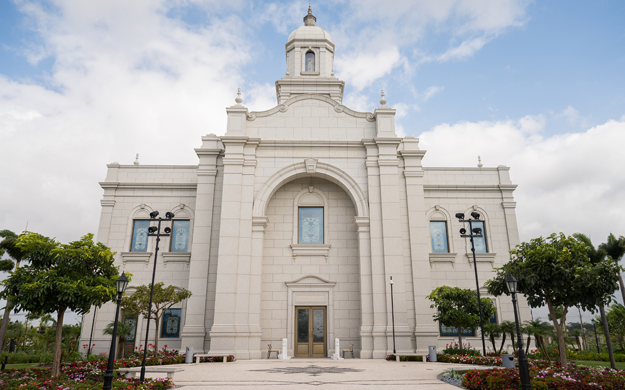 Elder Neil L. Andersen dedicates the Salvador Brazil Temple