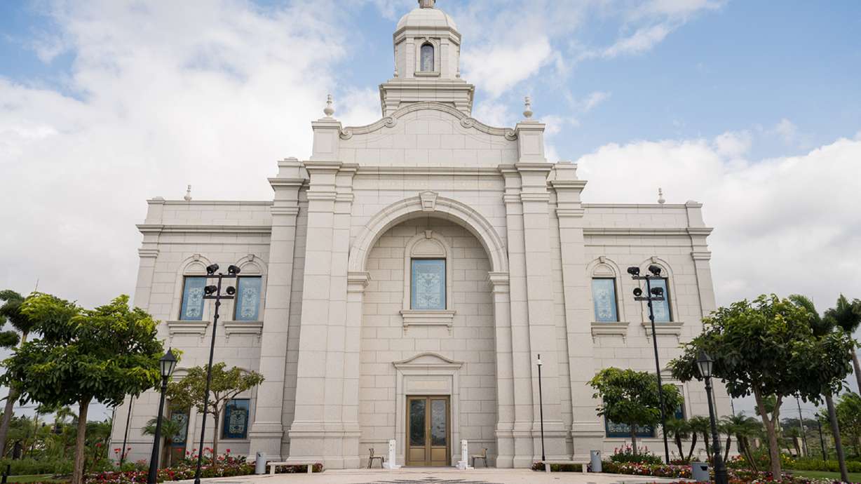 Elder Neil L. Andersen dedicates the Salvador Brazil Temple