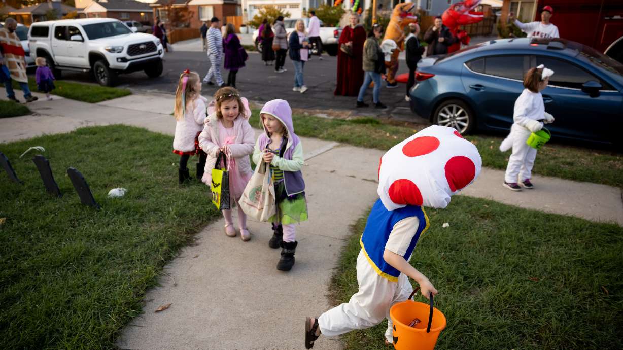 What Utah safety experts suggest for parents with kids trick-or-treating this Halloween