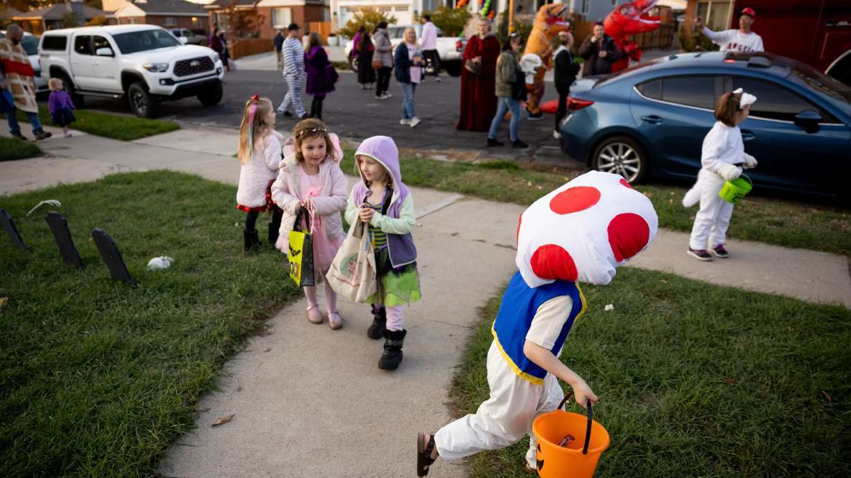 What Utah safety experts suggest for parents with kids trick-or-treating this Halloween