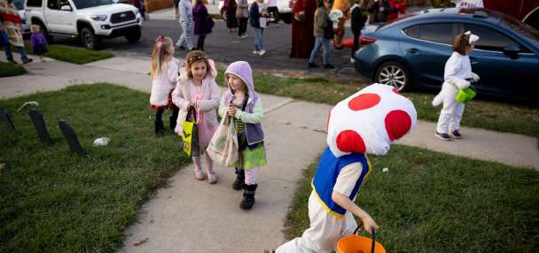 What Utah safety experts suggest for parents with kids trick-or-treating this Halloween