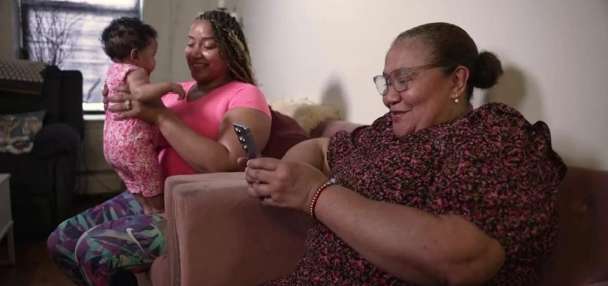 Seniors are spending more time on their phones, AARP says. Why that's a mixed blessing