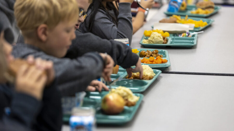 New bill would provide qualifying students with free school meals