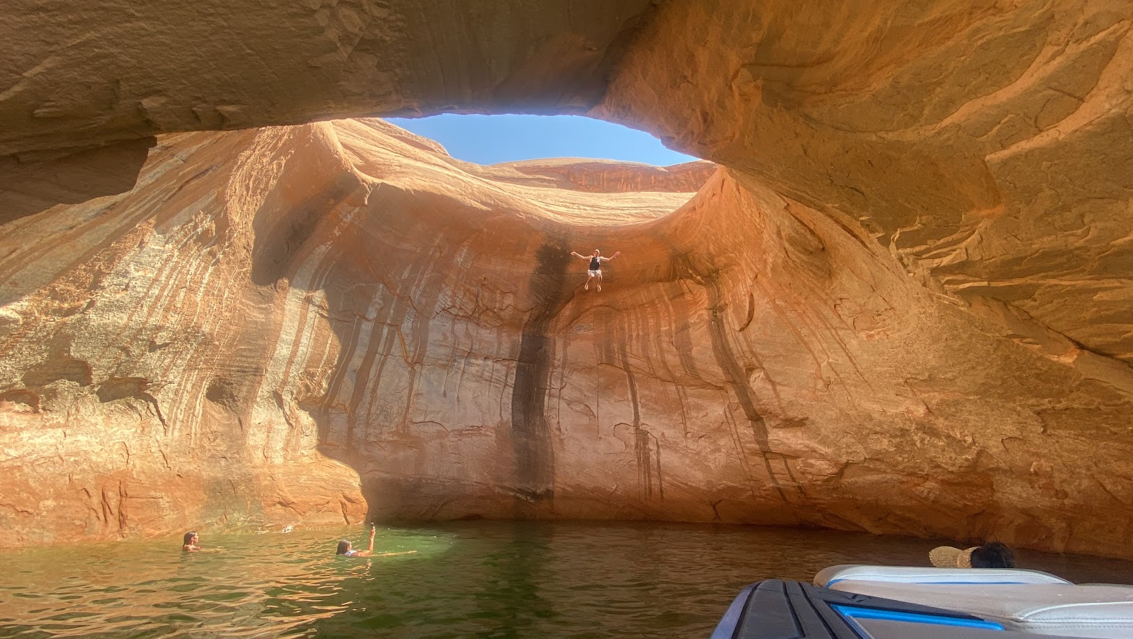 The Toilet Bowl cove area from underneath the arch (Waklee Kunz)