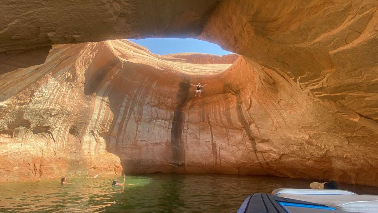 The Toilet Bowl cove area from underneath the arch (Waklee Kunz)