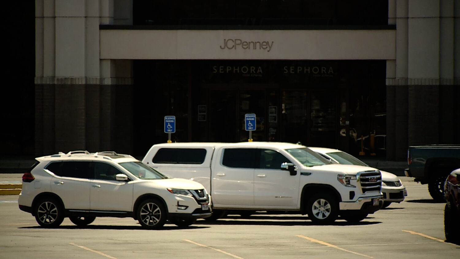 Man accused of spraying Provo mall security guard with tear gas while stealing hoodie