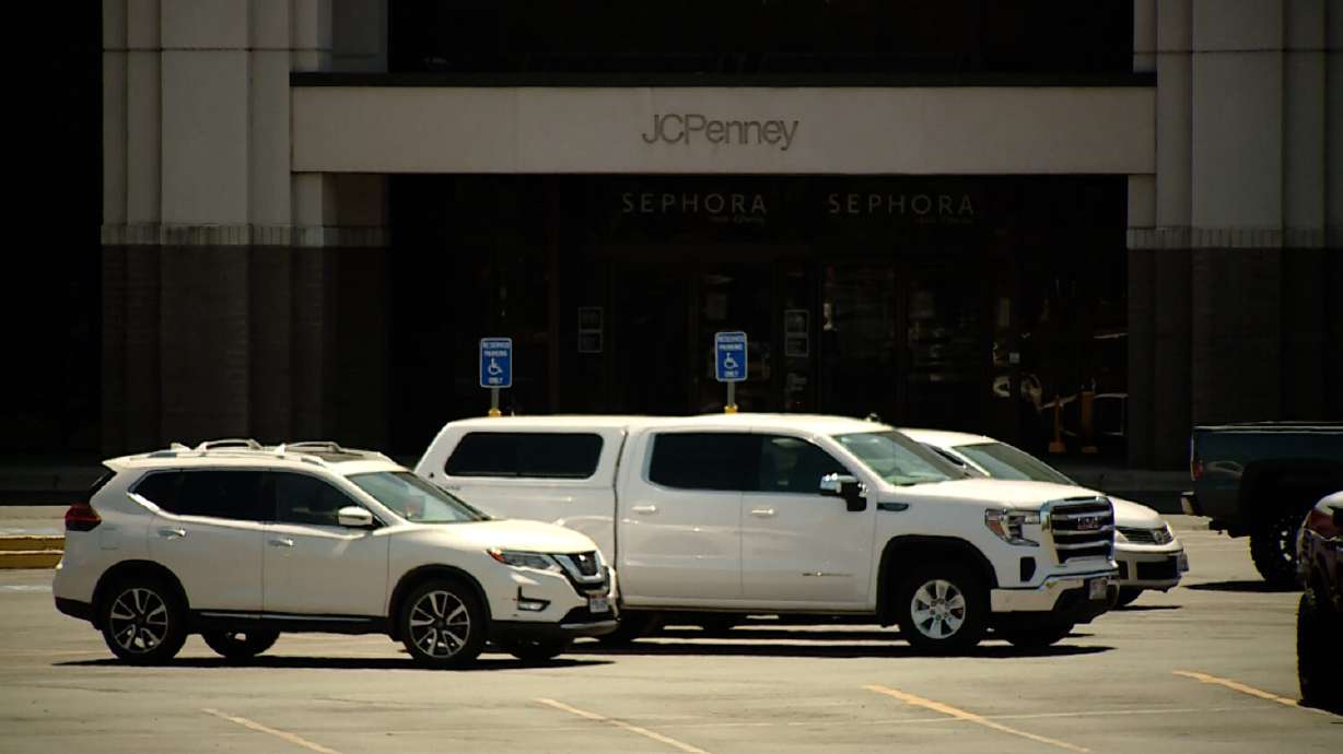 Man accused of spraying Provo mall security guard with tear gas while stealing hoodie