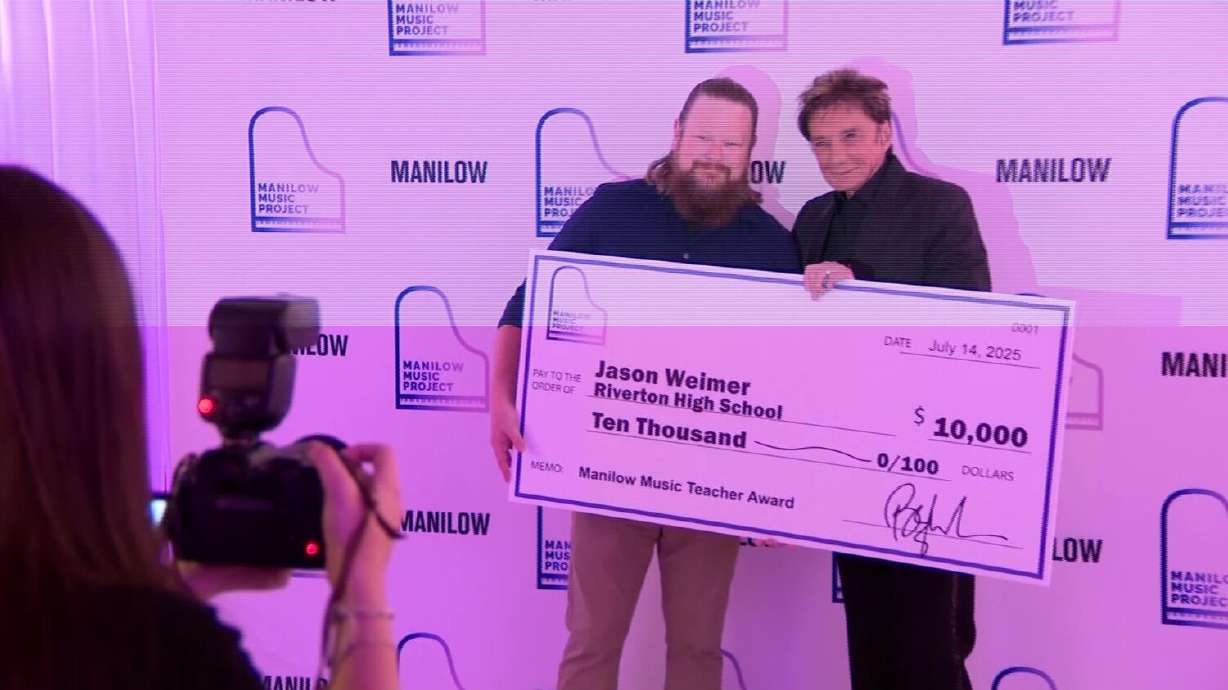 Music legend Barry Manilow honors Riverton high music teacher with award
