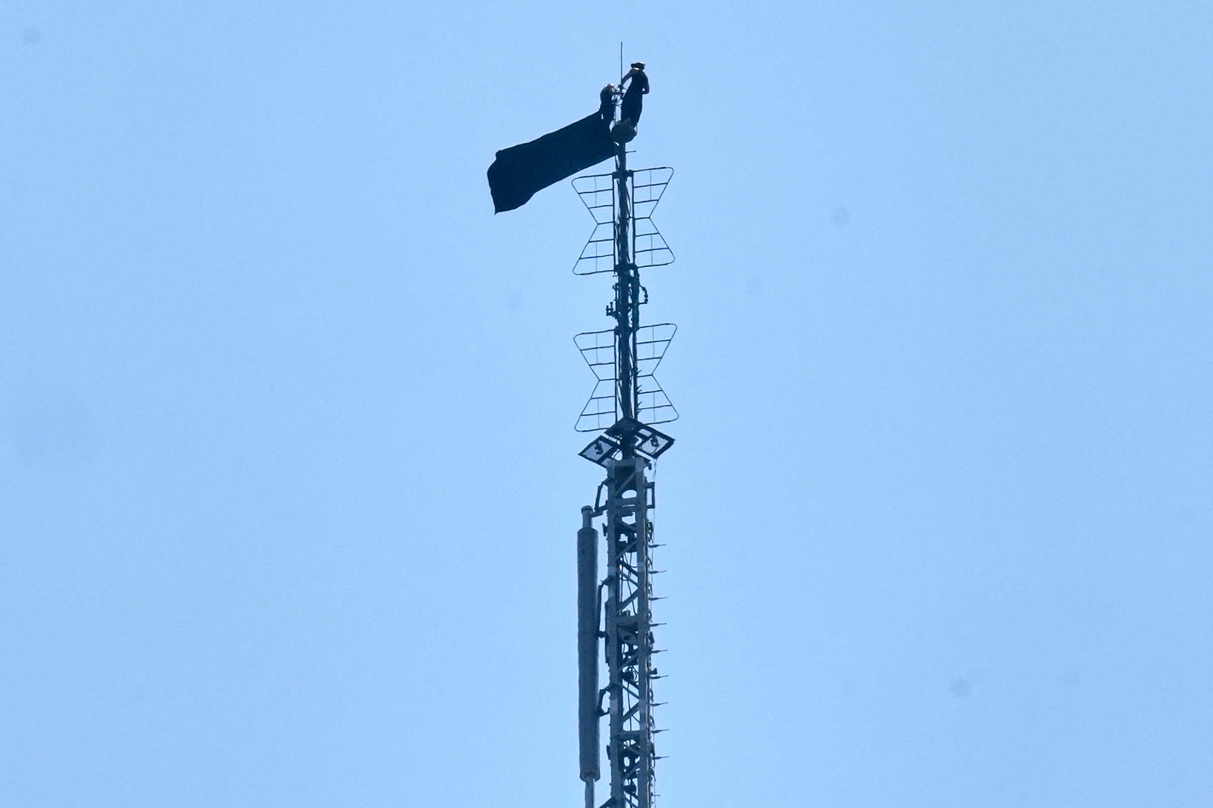 2 people arrested after hanging banner on 'the power of love' on Empire State Building antenna