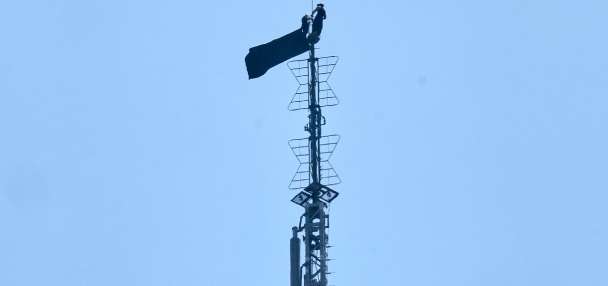 2 people arrested after hanging banner on 'the power of love' on Empire State Building antenna
