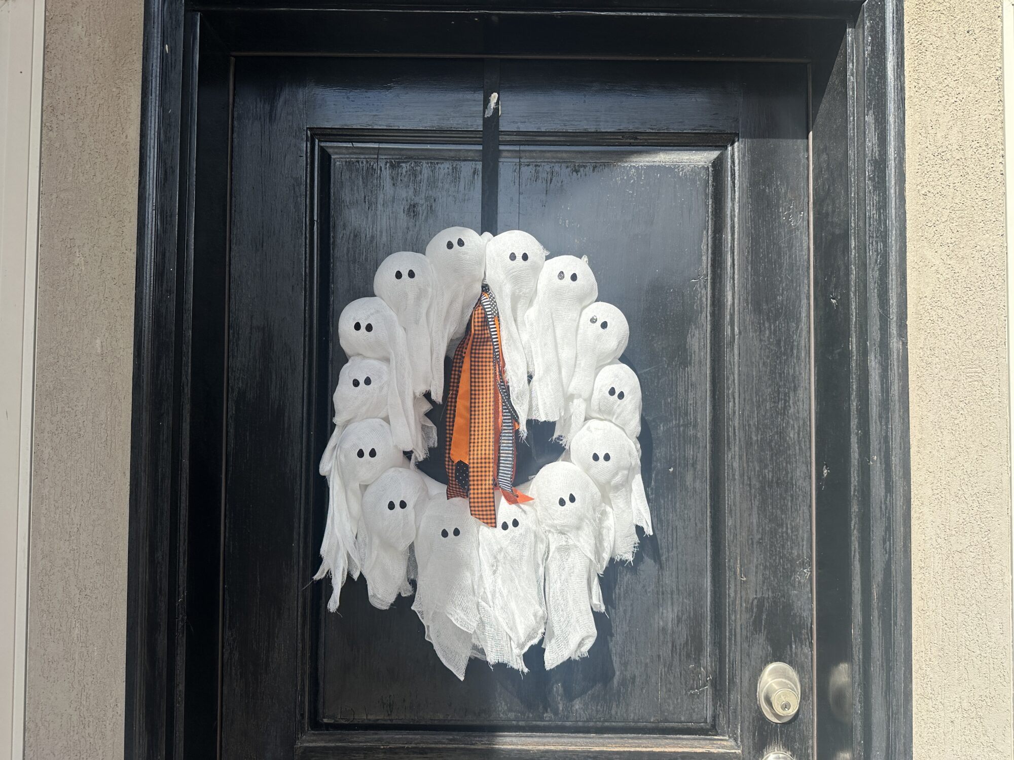 DIY this viral ghost wreath! Here are the supplies and how-to...