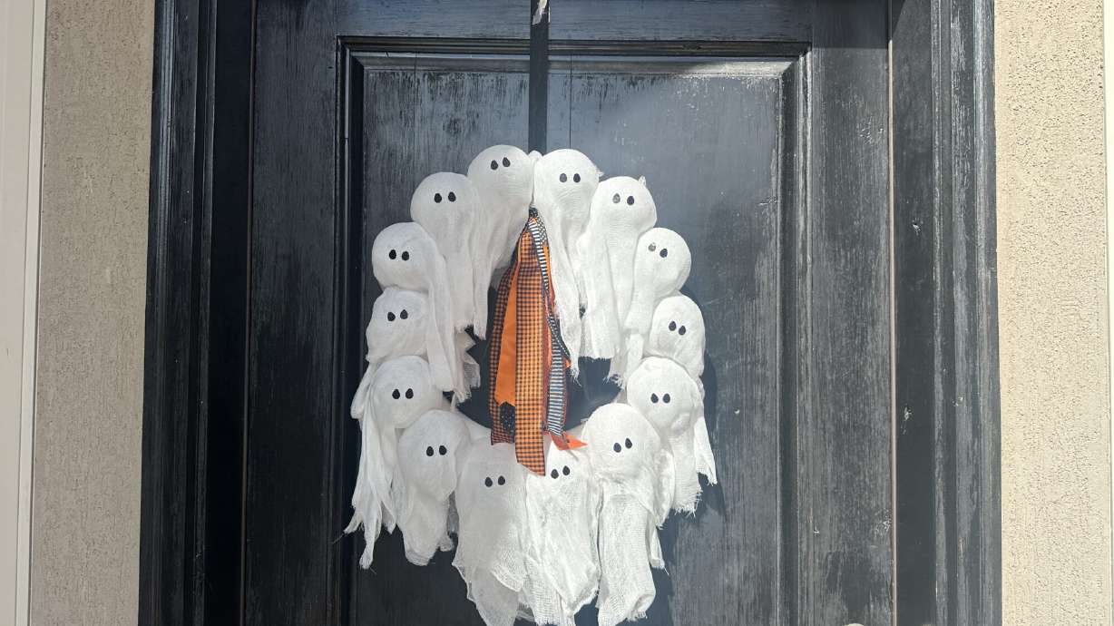 DIY this viral ghost wreath! Here are the supplies and how-to...