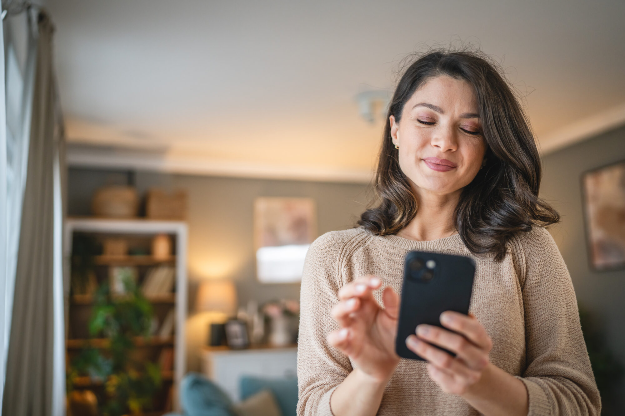 More and more adults are starting to question their own phone habits and the impact those habits are having on sleep, focus and relationships. Sarah Kimmel shared four practical tools and simple strategies to help us break our phone addiction.