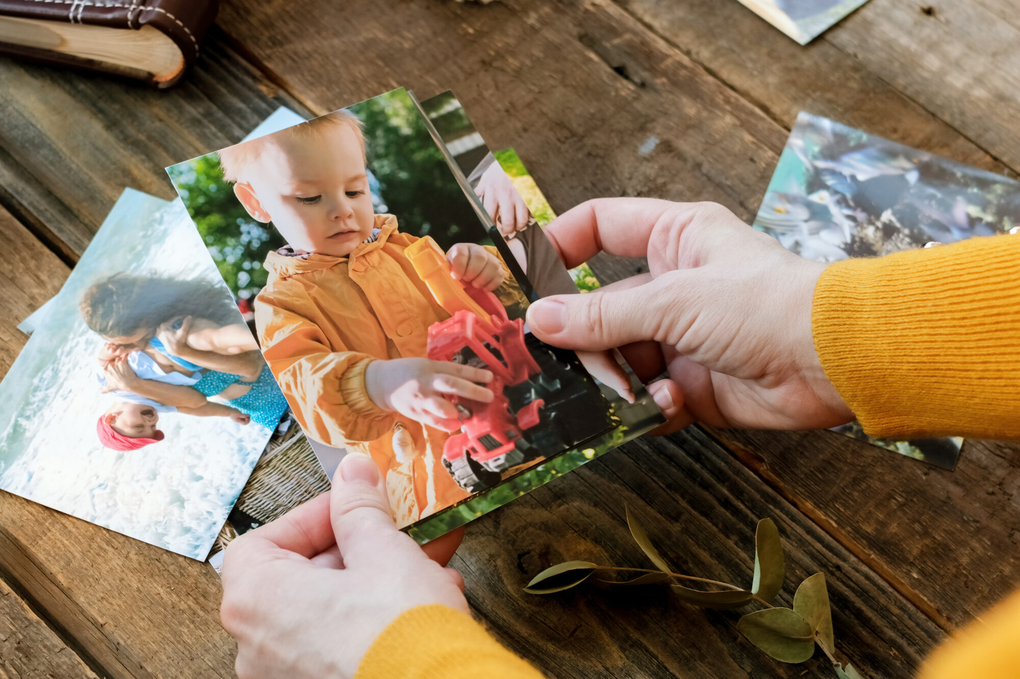 How to pick the right vintage frames for a nostalgic tabletop photo gallery