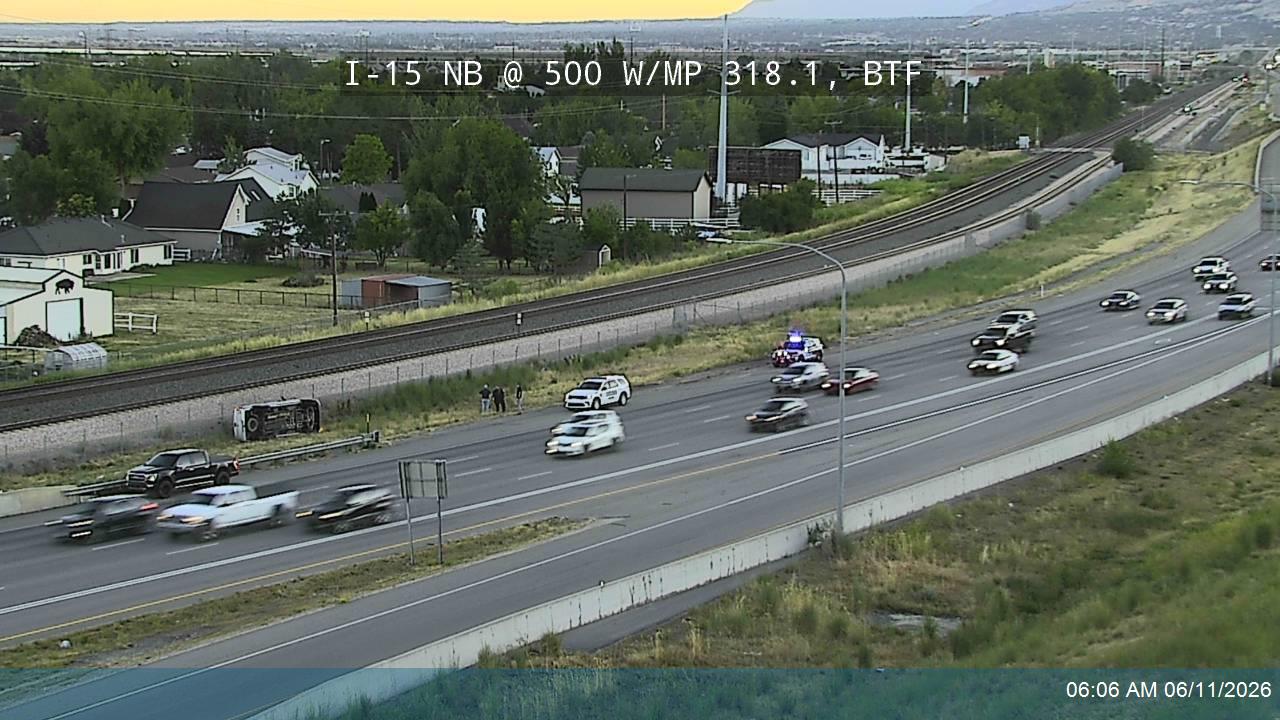 Overturned vehicle blocks right shoulder on southbound I‑15 in Bountiful