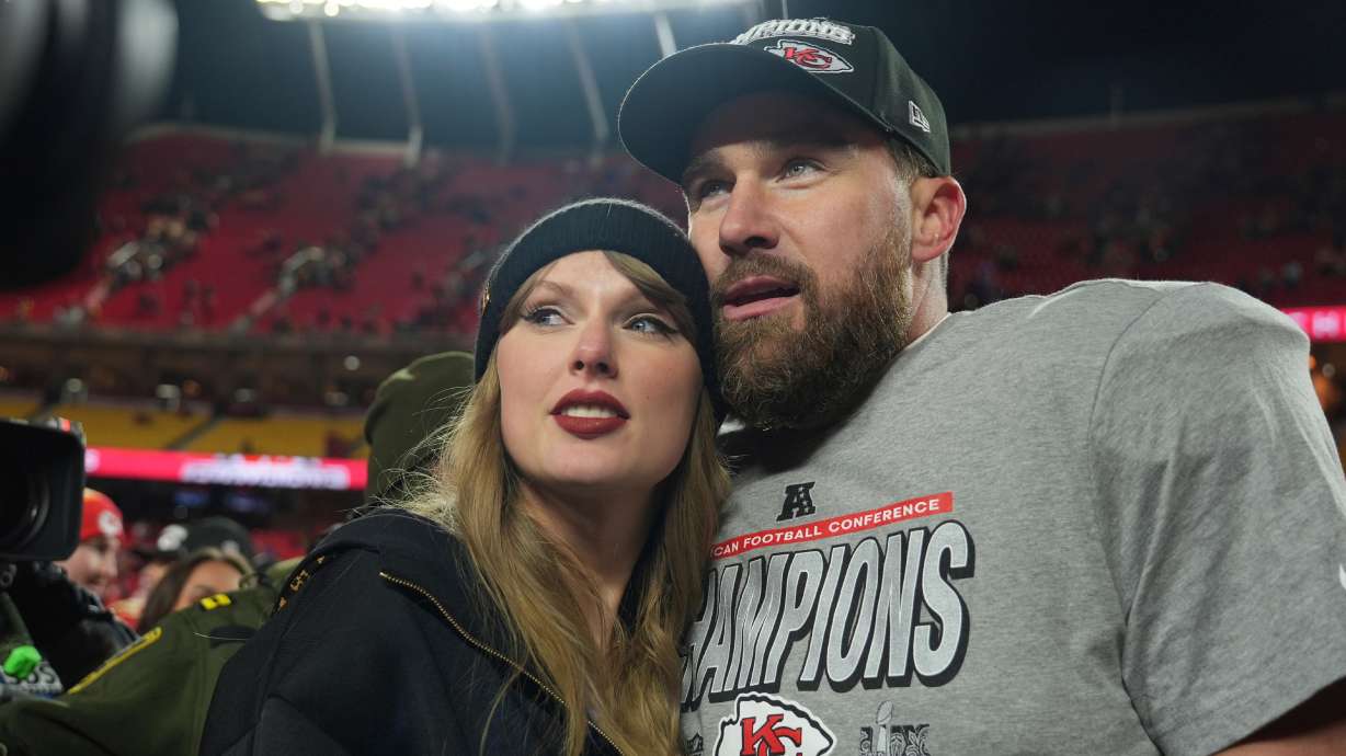 ARCHIVO - Taylor Swift felicita al *tight end* de los Kansas City Chiefs, Travis Kelce (a la derecha), mientras celebran la victoria de los Chiefs sobre los Buffalo Bills en el partido por el campeonato de la AFC de la NFL, el 26 de enero de 2025, en Kansas City, Misuri.