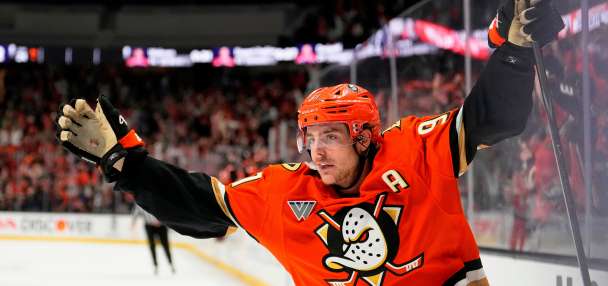 Flyers sign Ducks center Carlsson to 5-year, $90 million offer sheet; Anaheim has 7 days to match