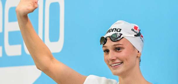 Summer McIntosh breaks women's 200-meter butterfly world record at Canadian trials