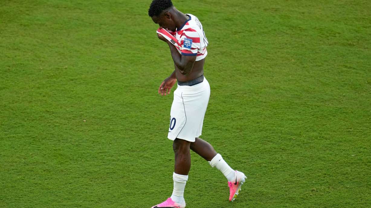 El delantero estadounidense Folarin Balogun tras ser expulsado durante el partido de los 16vos de final contra Bosnia en el Mundial, el miércoles 1 de julio de 2026, en Bosnia.