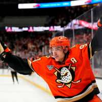 Anaheim Ducks keep Leo Carlsson, matching Flyers' $90 million offer sheet for young center