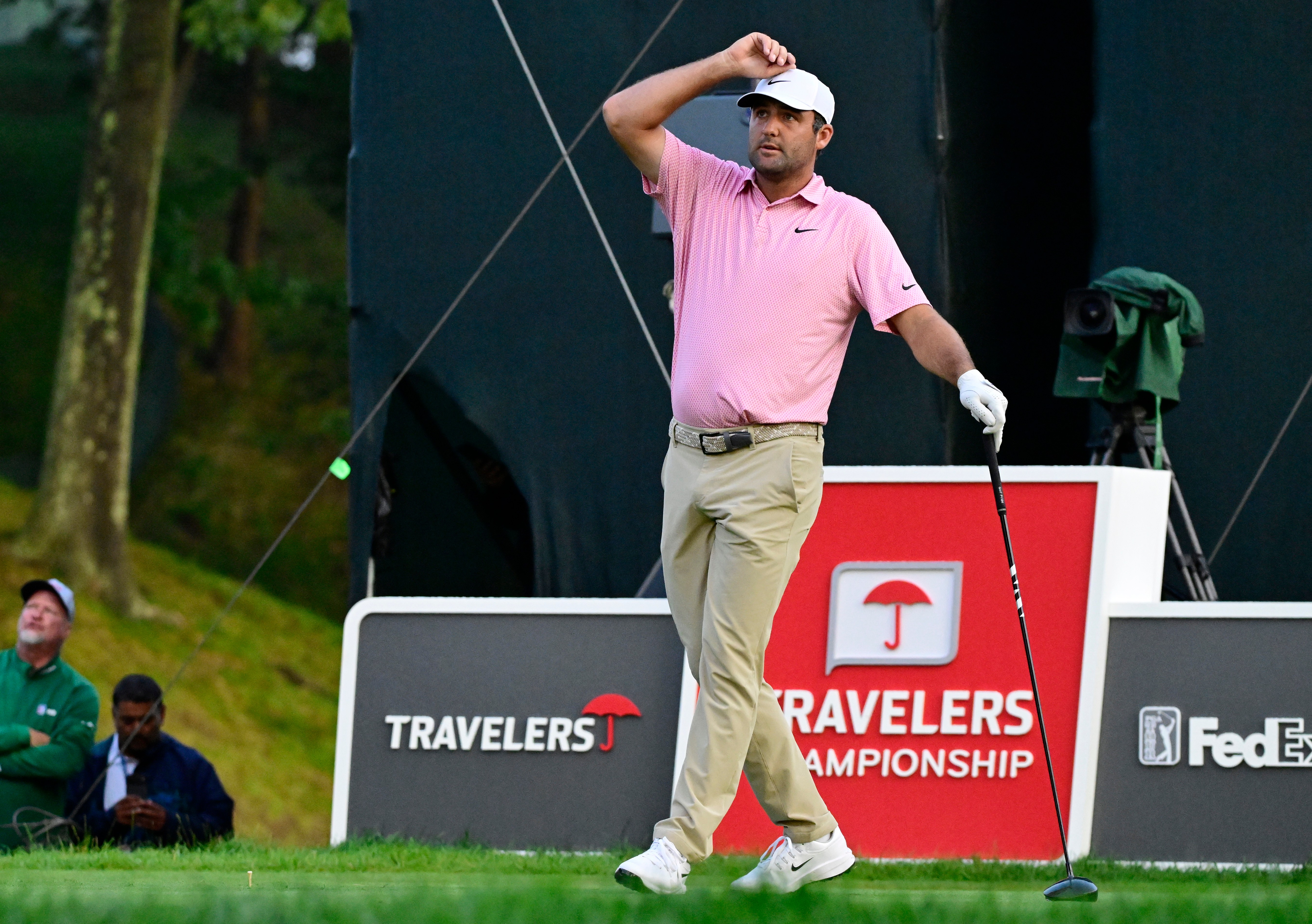 Scottie Scheffler reacts to his tee shot on the 18th hole during the final round of the Travelers Championship golf tournament at TPC River Highlands, Sunday, June 28, 2026, in Cromwell, Conn. 
