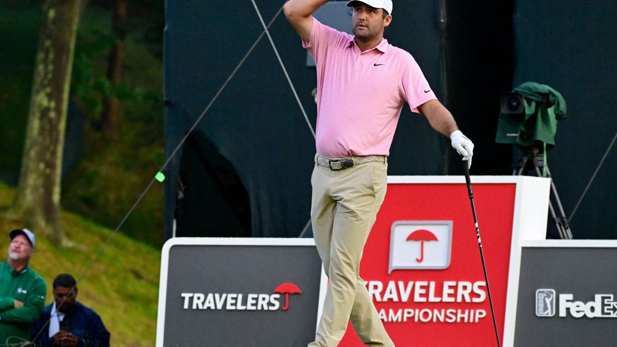 Scottie Scheffler reacts to his tee shot on the 18th hole during the final round of the Travelers Championship golf tournament at TPC River Highlands, Sunday, June 28, 2026, in Cromwell, Conn.