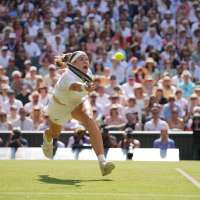 Noskova's glimpse of Wimbledon trophies on bathroom break helped her regroup to claim 1st Grand Slam
