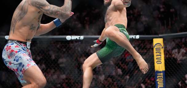 McGregor's manager says fighter had no knee injury prior to short bout with Max Holloway