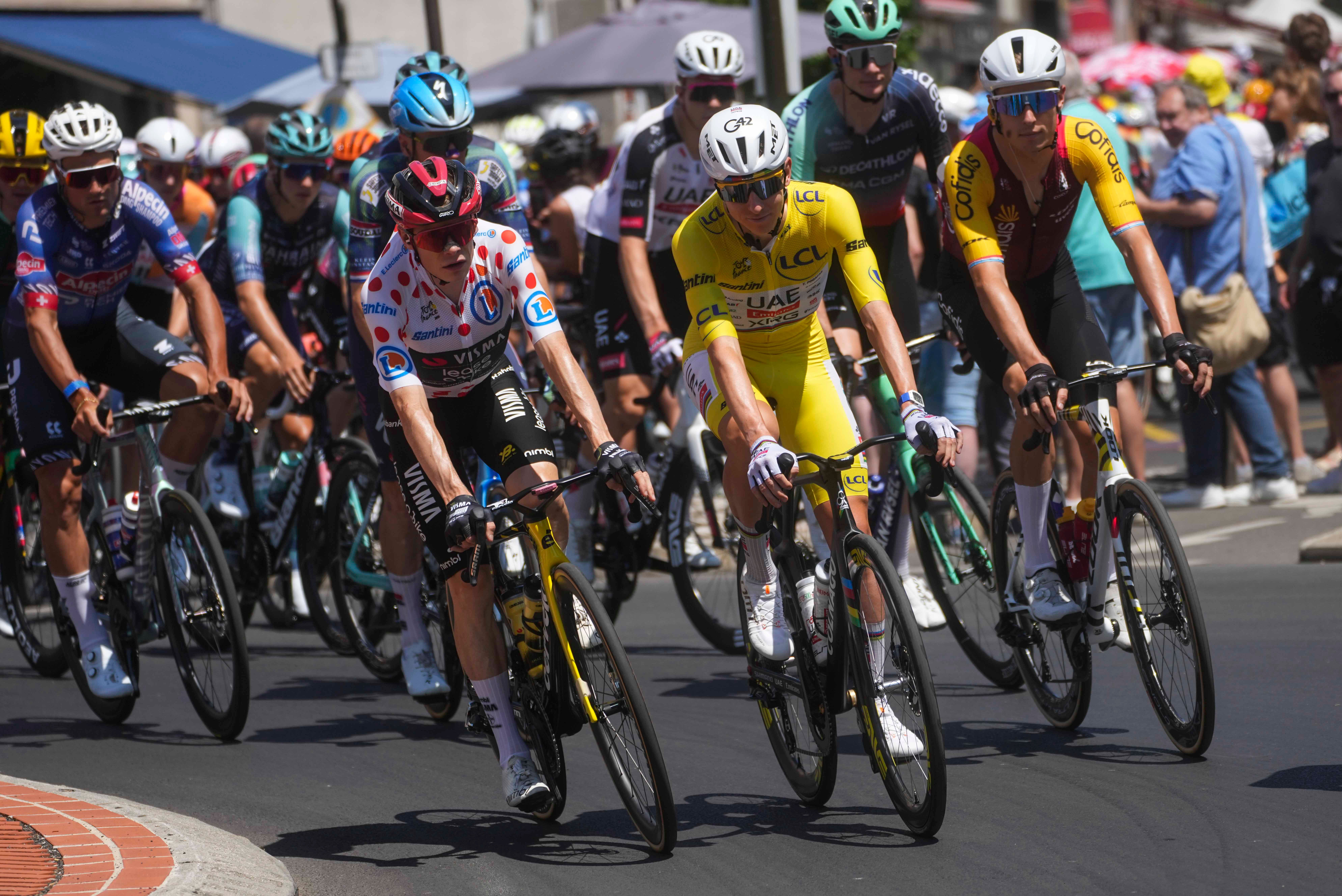 Pogačar powers to 3rd stage victory to demoralize rivals and extend Tour de France lead