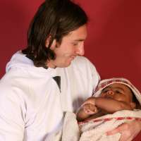 Topps to release a trading card of the photo of a young Messi holding infant Lamine Yamal