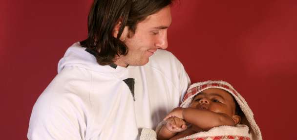 Topps to release a trading card of the photo of a young Messi holding infant Lamine Yamal