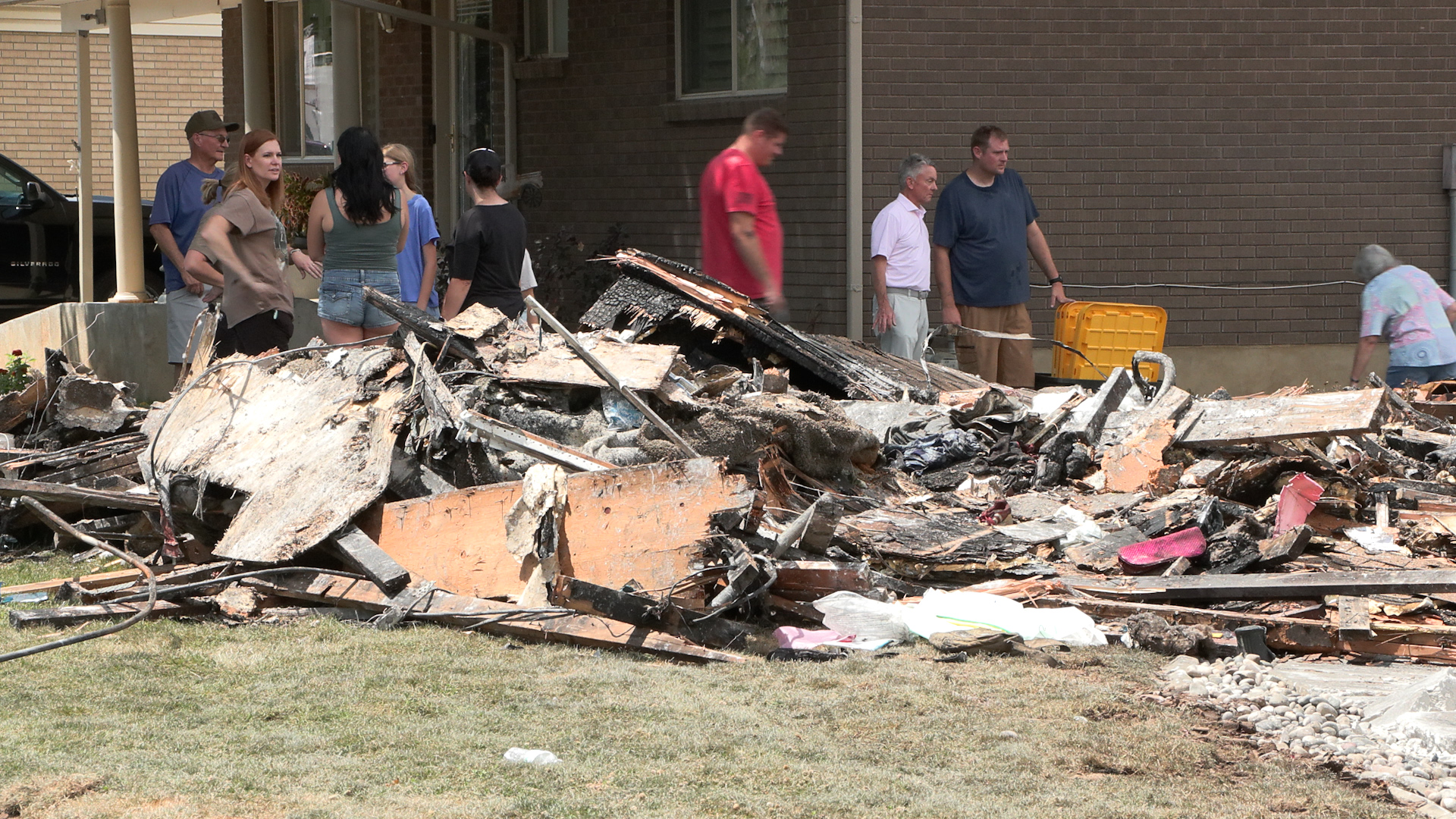 Neighbors work together to fight flames, get others to safety amid fast-moving fire in Roy