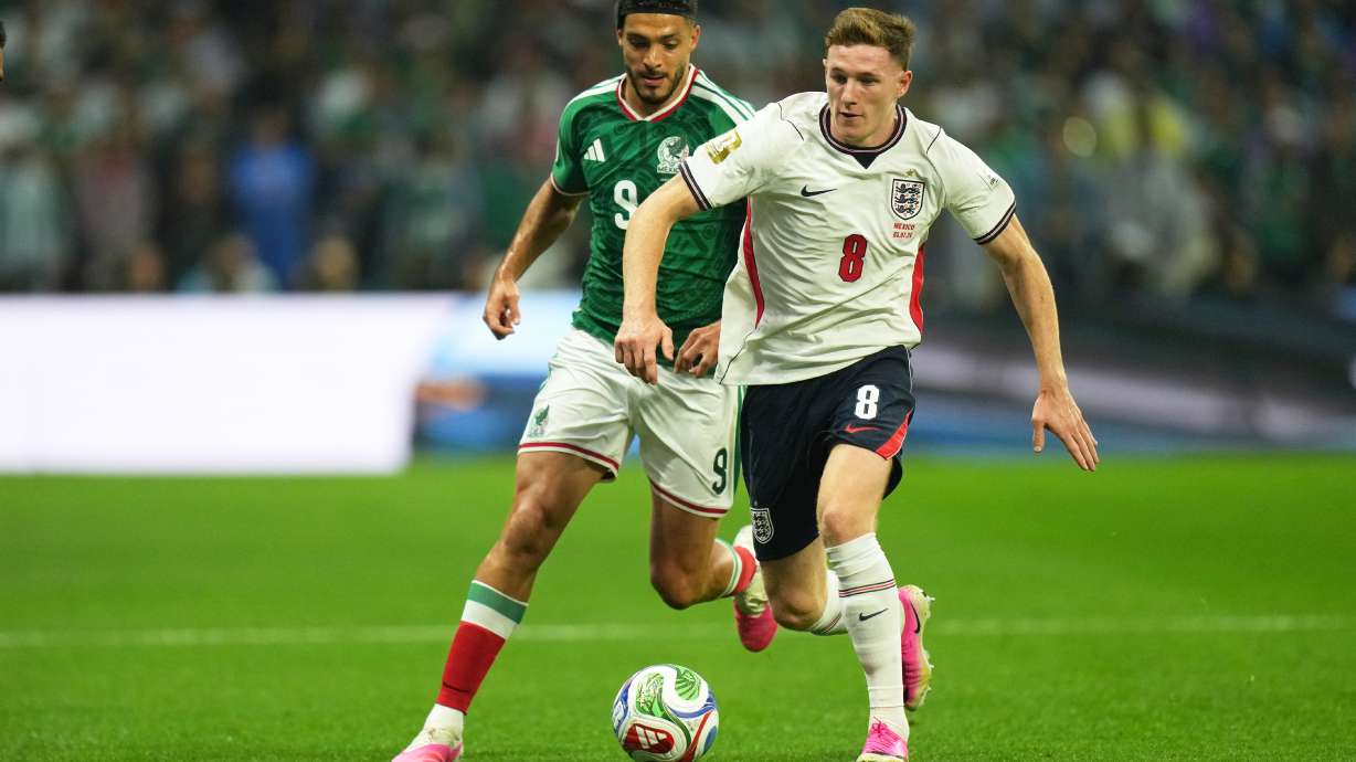 England's Elliot Anderson runs with the ball ahead of Mexico's Raul Jimenez during the World Cup round of 16 soccer match between Mexico and England in Mexico City, Sunday, July 5, 2026.