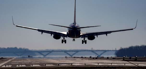 Jetting off for a summer vacation? How to eat and drink to minimize jet lag