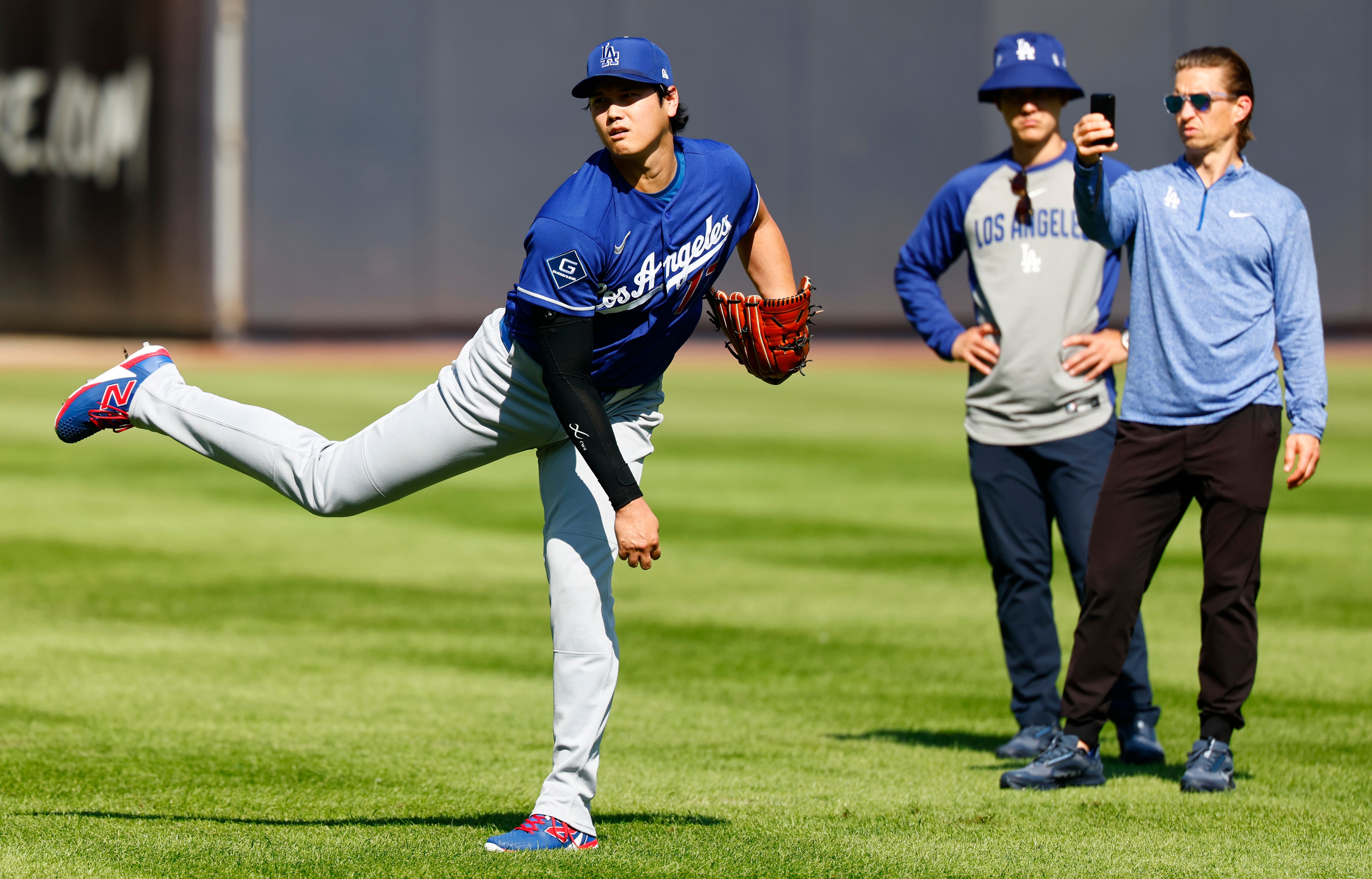 Shohei Ohtani skips bullpen session and won't throw off mound until irritated left knee feels 100%