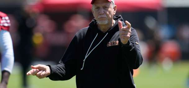 Kyle Shanahan makes a cameo appearance at 49ers practice following recent car crash