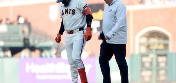 Giants 3B Casey Schmitt leaves game versus Brewers in 2nd inning due to apparent leg injury