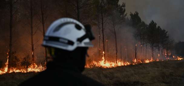 As heat and dry conditions fan wildfires in France, volunteers fan out to help