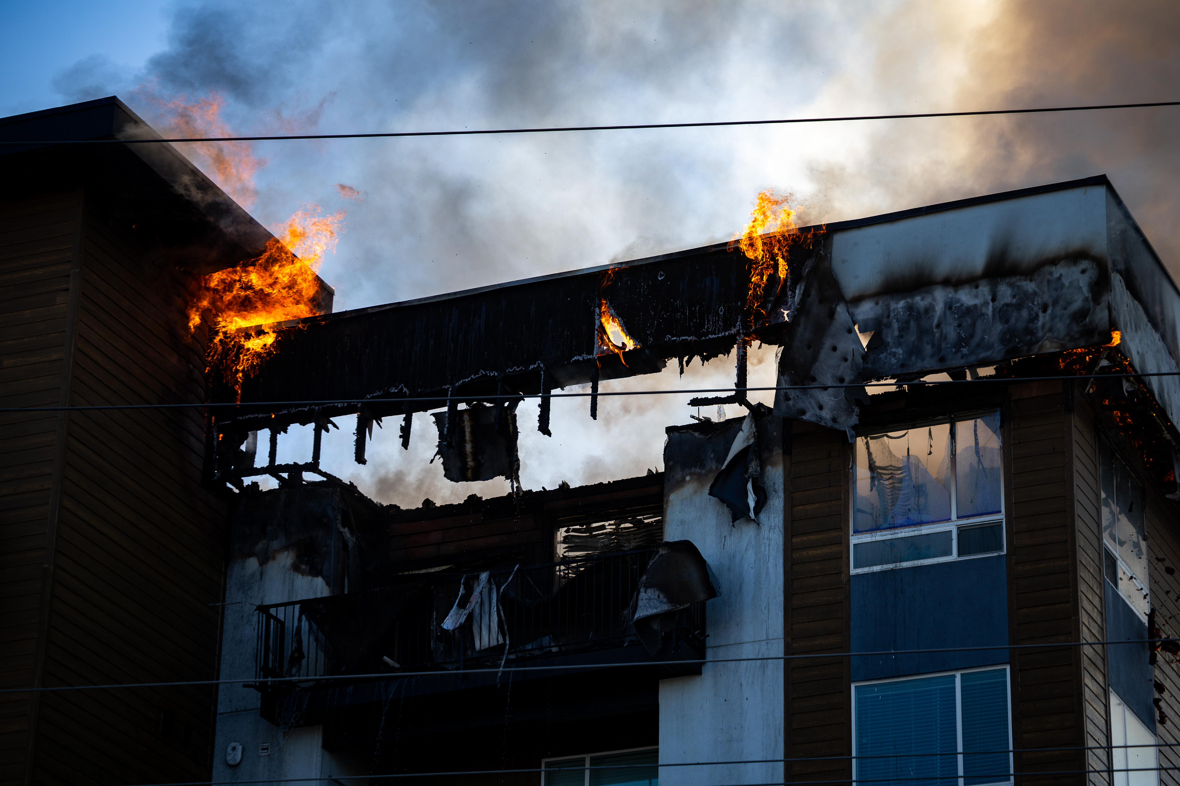 Hundreds evacuated in Midvale apartment fire
